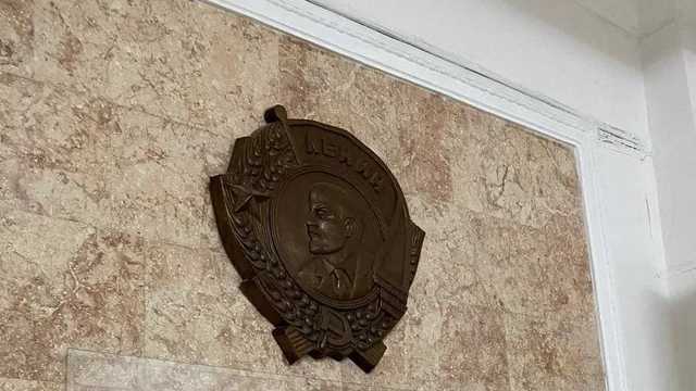 В мэрии Харькова вернули на место декоммунизированный активистами барельеф Ленина