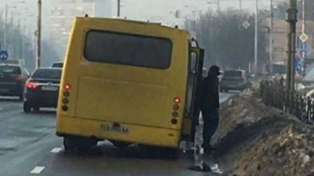 В Киеве у переполненной пассажирами маршрутки на ходу отвалилось колесо