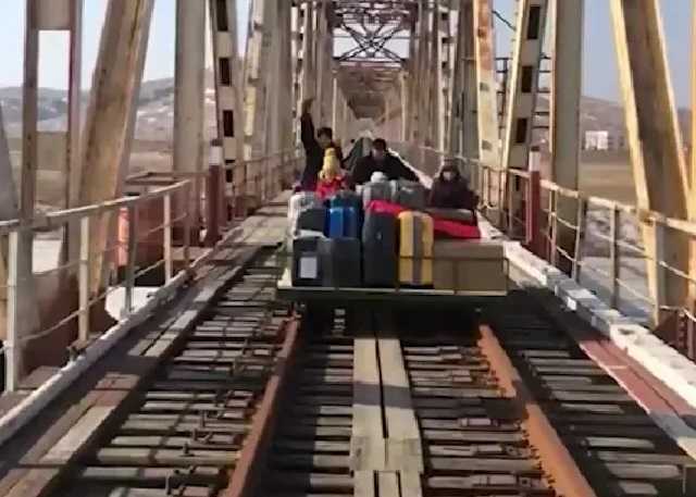 Российские дипломаты с чемоданами толкали дрезину из КНДР. Эпичные фото и видео