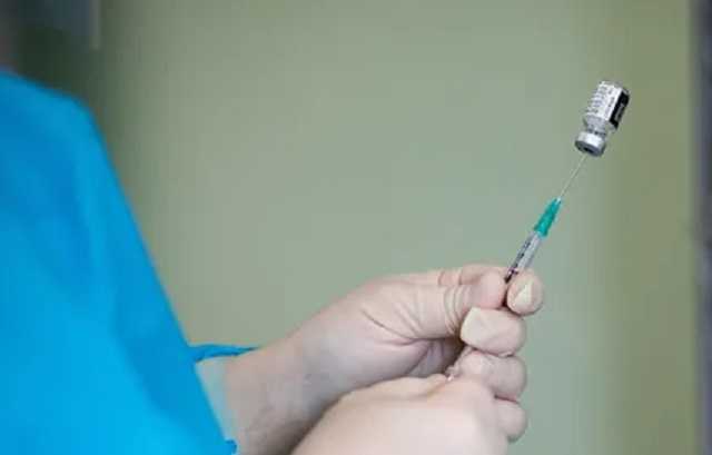 Вакцину Pfizer разрешили хранить в обычных морозильниках