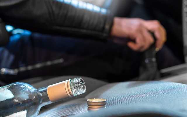 В Киеве полиция задержала пьяного водителя: еле держался на ногах