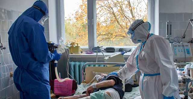 Врачи назвали возможные причины резкого роста заболеваемости COVID-19 среди детей и медиков