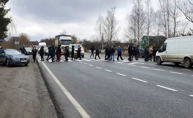 На Прикарпатье люди перекрыли дорогу, требуя отменить карантин