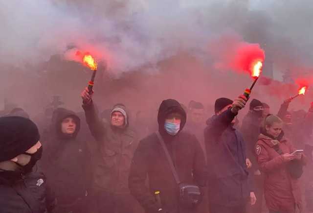 «Венедиктова — чума»: Протестующие забросали Офис генпрокурора файерами и петардами
