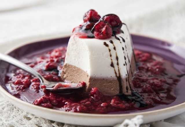 В Киеве в кофейне женщине попался металлический "сюрприз" в десерте