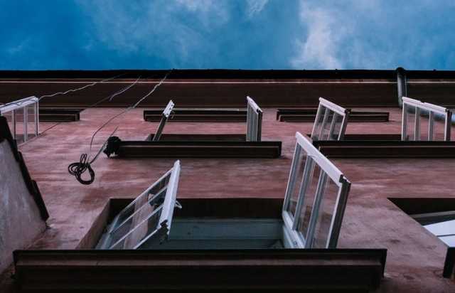 В Киеве 15-летняя девушка выпрыгнула из окна