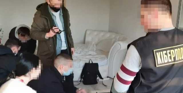 Во Львове полиция сообщила о подозрении 27-летней девушке за продажу своих интимных фото