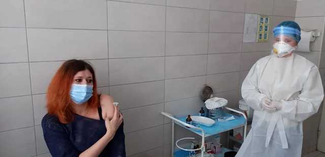 Почему выбрасывают вакцину от COVID-19? Врач рассказала, как сделала "нестрашную" прививку