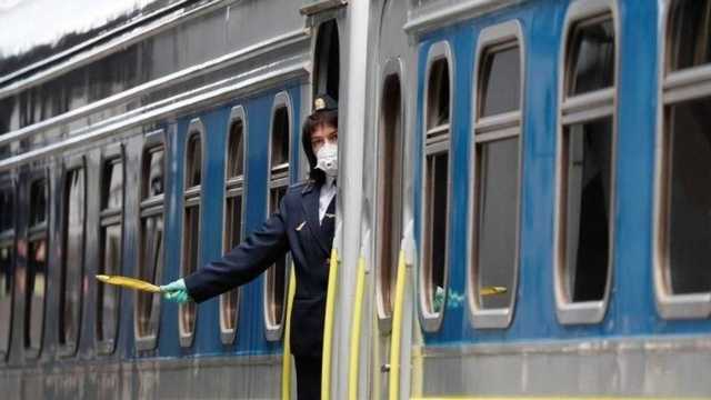 Укрзализныця приостанавливает высадку и посадку пассажиров на Буковине и Житомирщине