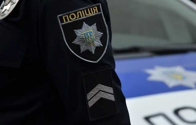 Пытал и угрожал оружием: житомирскому полицейскому объявили подозрение
