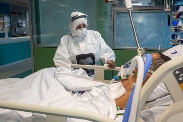 Часть украинцев стала тяжелее переносить коронавирус: врач назвал симптомы