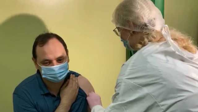 Мэр Ивано-Франковска вакцинировался от COVID-19 в прямом эфире, так как "есть лишняя вакцина"