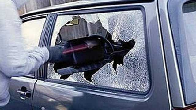 Чоловік погрожував пістолетом водіям та відбирав автомобілі у Києві