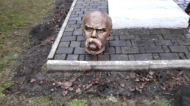 Полиция нашла вандалов, обезглавивших Тараса Шевченко на Прикарпатье