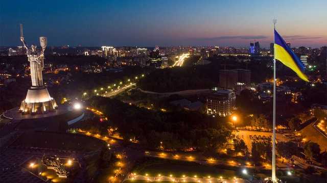 Из-за непогоды в Киеве приспустили главный государственный флаг Украины