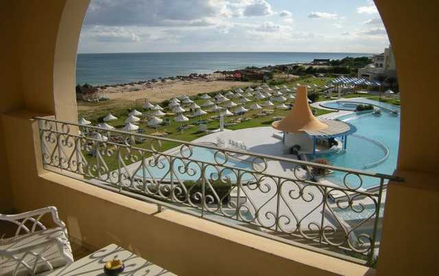 Популярная курортная страна упрощает правила въезда: что известно