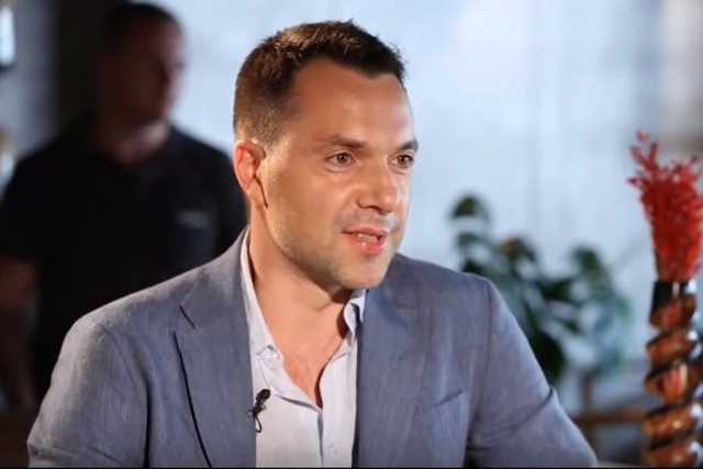 Кремль может завершить войну на Донбассе, но выбирает ложь, – Арестович