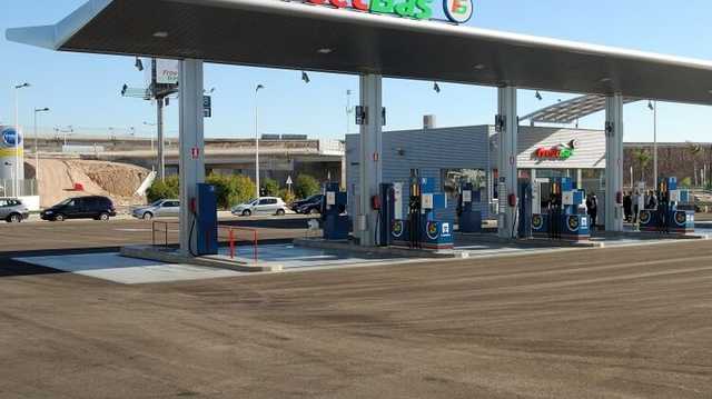 Под Киевом работница АЗС прогнала с заправки вооруженных грабителей