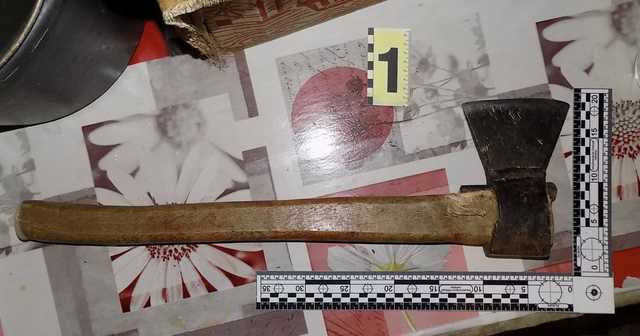 Не дал сигареты: в Одесской области сын ударил топором отца