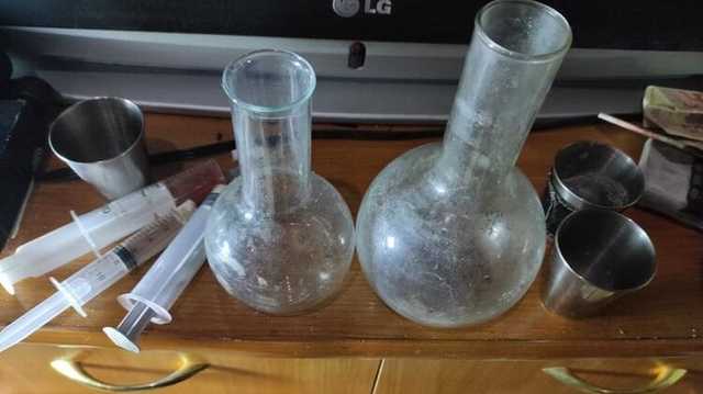 Киевлянка оборудовала нарколабораторию и притон в квартире на Троещине