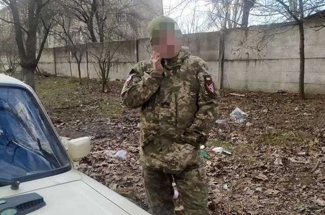 В Николаеве военнослужащий избил женщину-водителя троллейбуса за сдачу мятыми купюрами