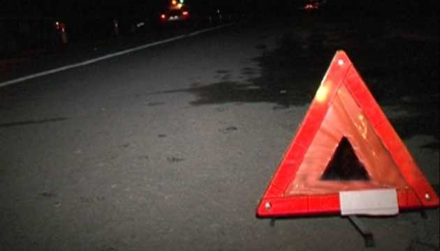 В центре Киева Lexus проехал на "красный" и протаранил сразу две машины