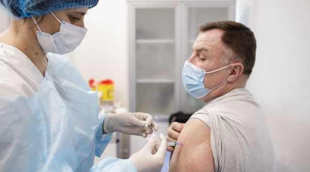 Темпы вакцинации немного растут: за сутки от COVID привили почти 9 тысяч человек