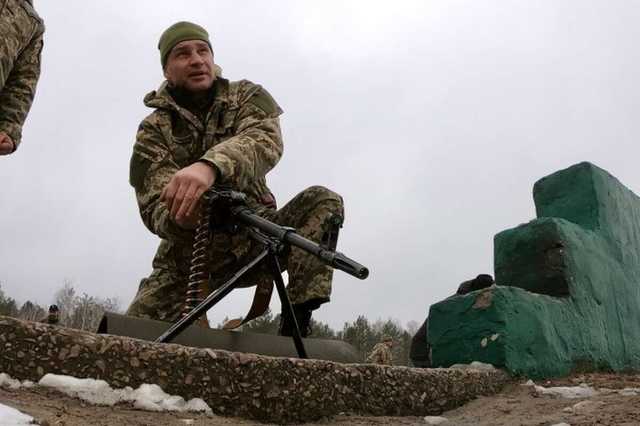 Кличко с гранатой бросился под танк