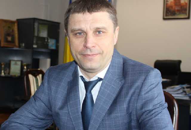 Чужие квартиры и «мутные» схемы: как живет главный налоговик Буковины Виталий Шпак