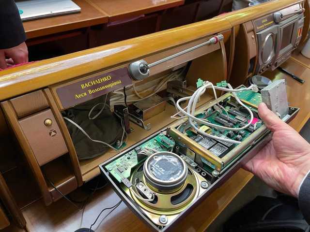 У нардепа от "Голоса" задымился пульт во время голосования в Раде