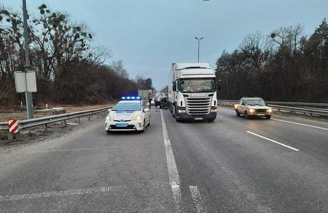 Под Киевом водитель влетел в фуру и погиб на месте