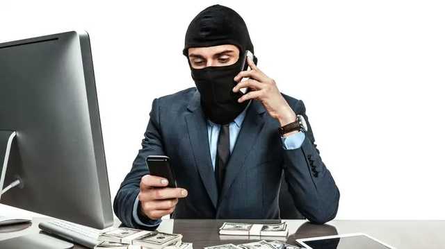 Коллекторы угрожали киевлянке разослать ее интимные фото всем знакомым