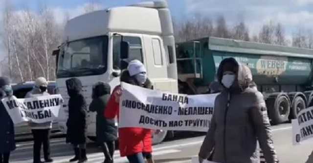 Протест на Житомирщине: люди перекрыли трассу из-за мусора из Львова