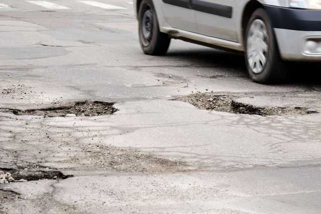 Большое строительство Зеленского: асфальт в Полтавской области пролежал пару месяцев