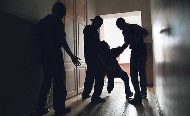 Перелам ребра та забої: на Волині діти побили чоловіків через зауваження