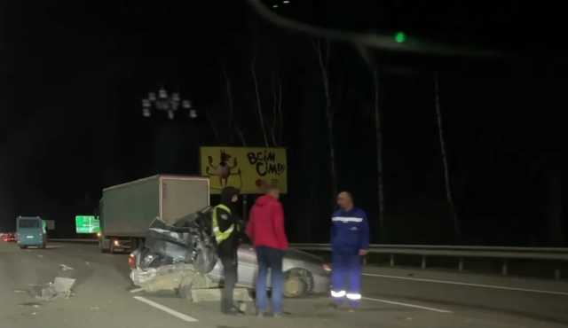 На выезде из Киева авто после ДТП сжало, как консервную банку