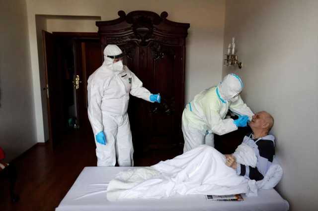 В Праге бездомных, больных коронавирусом, поселили в роскошный отель