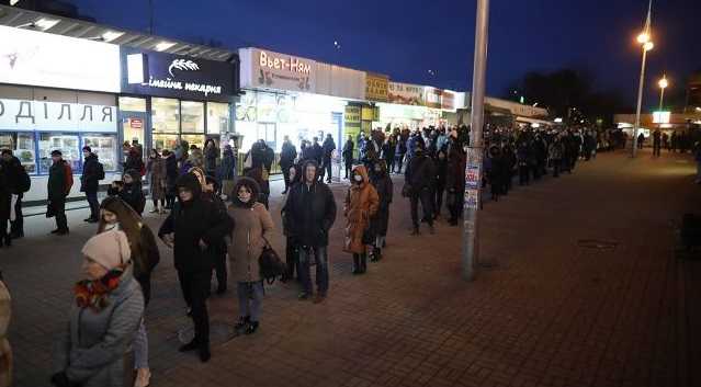 Транспортный коллапс в Киеве: из-за ограничений на остановках снова очереди