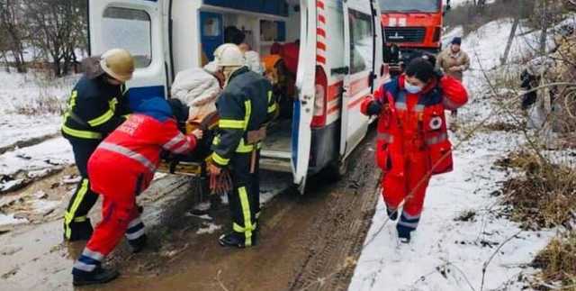 Под Харьковом из-за бездорожья больного несли к "скорой" два километра