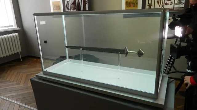 В музее Ровно выставили единственный экспонат - меч, которому более тысячи лет