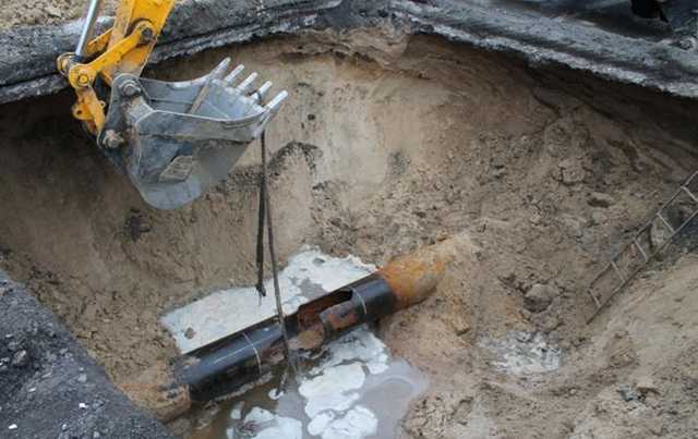 Из-за прорыва трубопровода без тепла остались 130 домов в Киеве