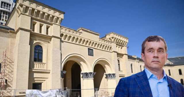 В ходе реставрации Никольские ворота прирастают офисами и ресторанами