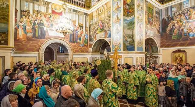 В Лавре тысячи прихожан УПЦ МП без масок помолились за прекращение пандемии