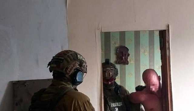 В Николаеве полиция и спецназ штурмовали квартиру, где мужчина забаррикадировался с гранатой