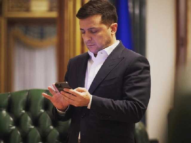 Зеленский разозлил «фанатским» шарфом перед матчем сборной по футболу