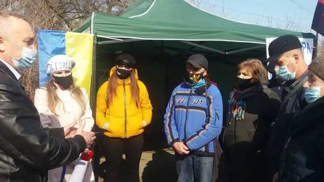 В Коломые три человека объявили голодовку, требуя не закрывать библиотеку