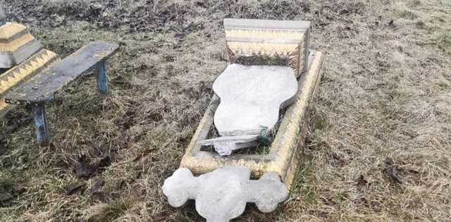 В Винницкой области подростки повредили 8 памятников на кладбище