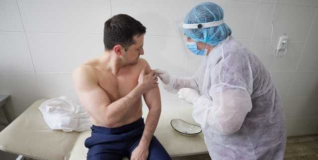 Подготовить план вакцинации, привезти вакцину — указ Зеленского Минздраву