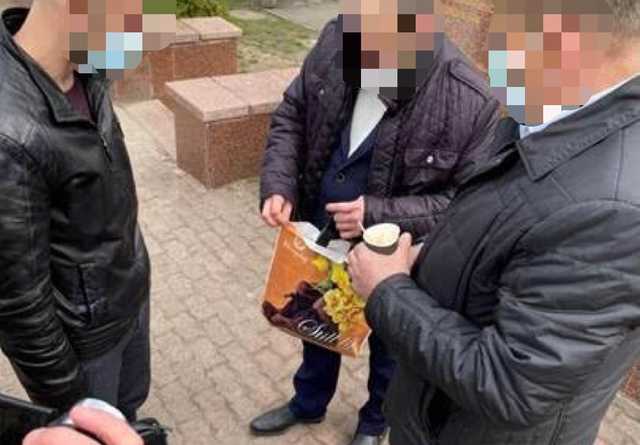 В Черновицкой области директор медучреждения предложил 12 тысяч долларов за свою должность