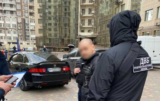 Полицейский требовал от одесской веб-модели ежемесячной "дани" в $600